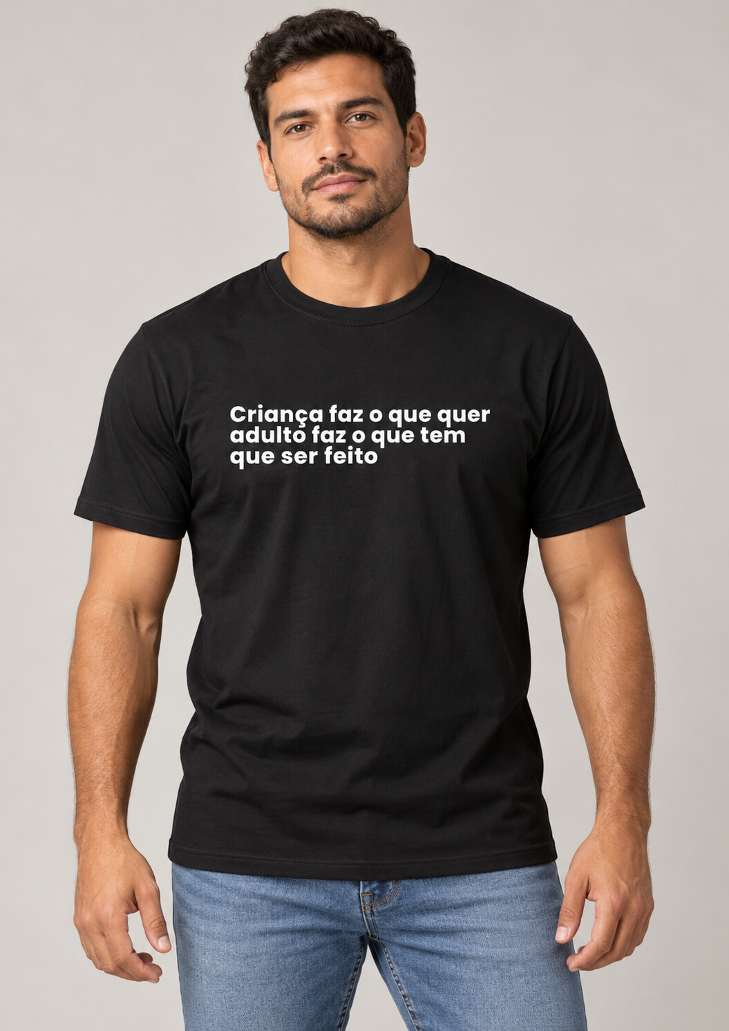 Mockup da Coleção Joyce Azevedo: camiseta preta com a frase Criança faz o que quer. Adulto faz o que tem que ser feito.
