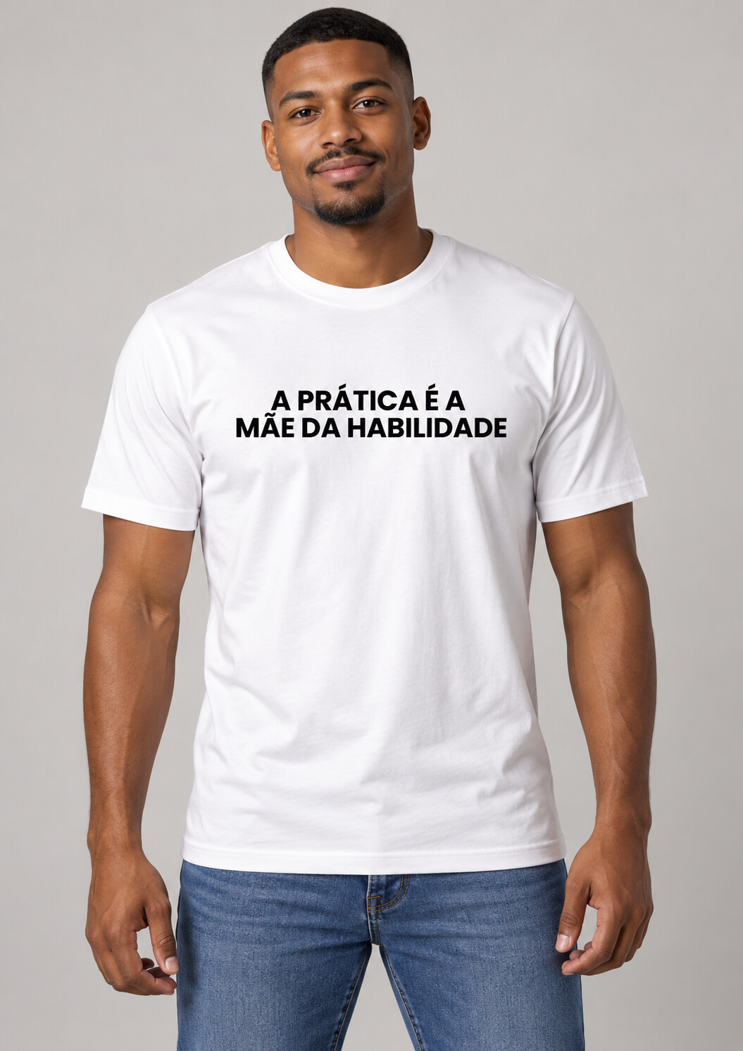 Mockup da Coleção Joyce Azevedo: camiseta branca com a frase A prática é a mãe da habilidade.