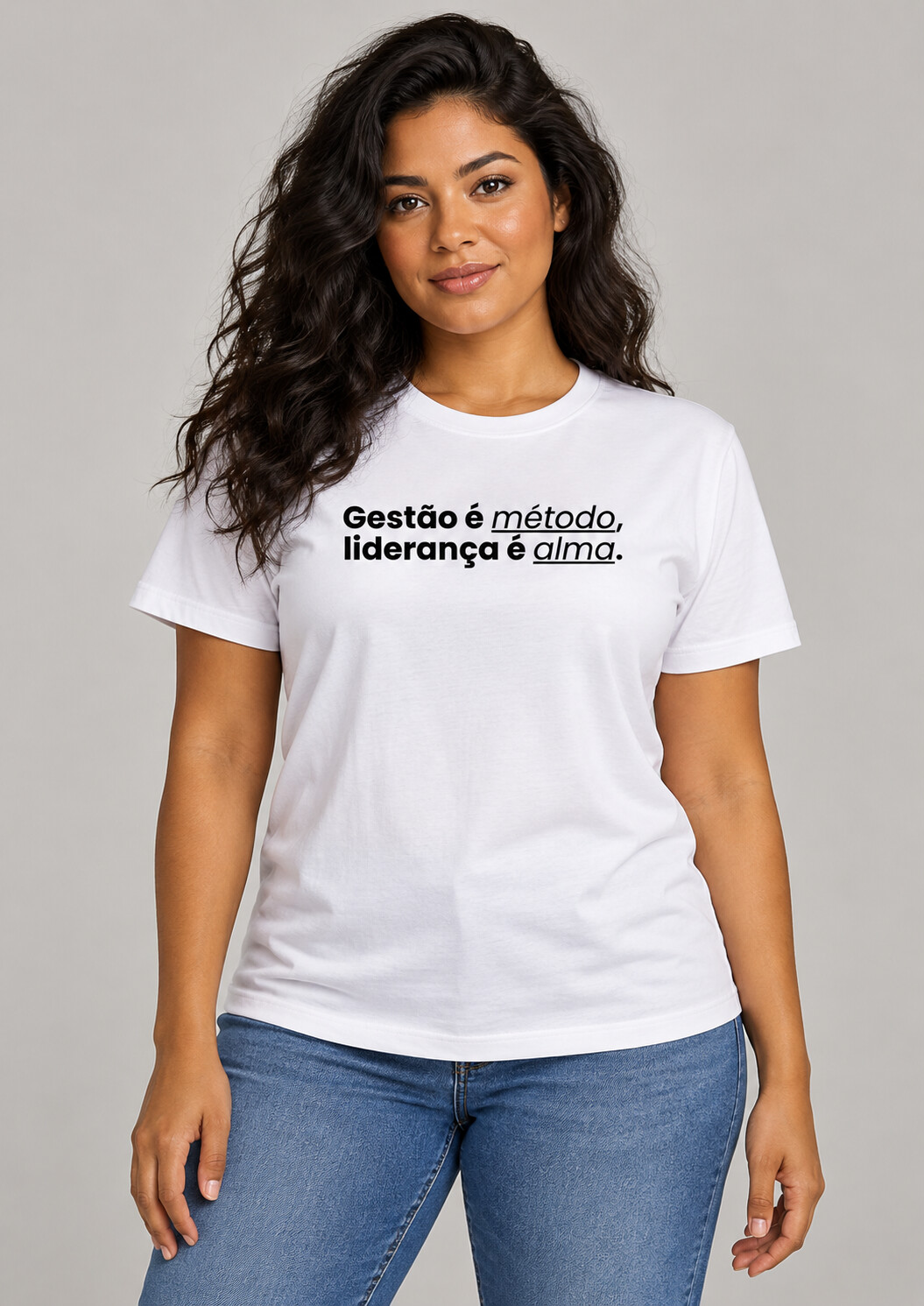 Mockup da Coleção Joyce Azevedo: camiseta branca com a frase Gestão é método, liderança é alma.