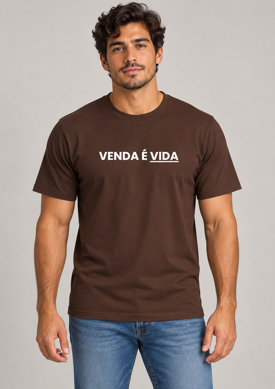 Mockup da Coleção Joyce Azevedo: camiseta marrom com a frase Venda é vida.