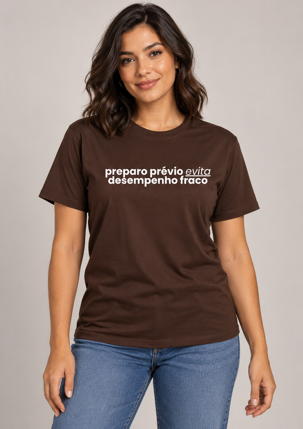 Mockup da Coleção Joyce Azevedo: camiseta marrom com a frase Preparo prévio evita desempenho fraco.