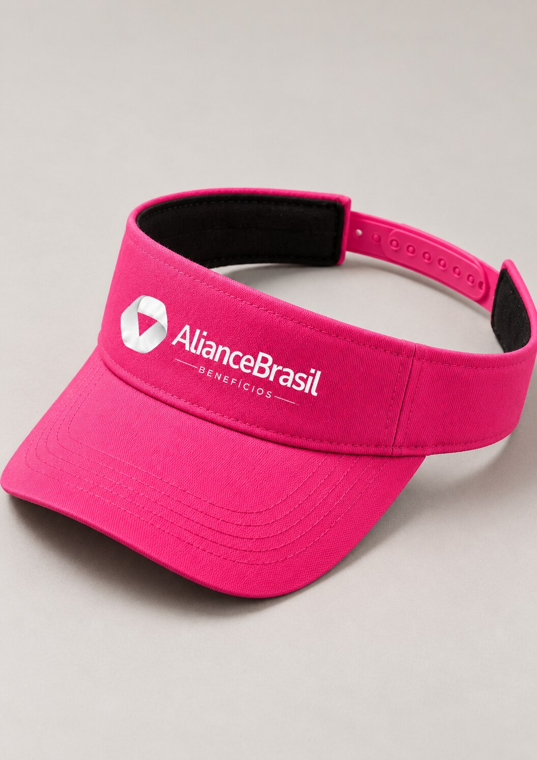 Mockup de viseira pink personalizada com a logo Aliance Brasil